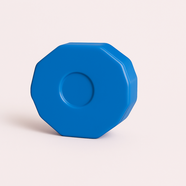 Enhanced Enhanced Professionel Cykeludstyr Kædeolierer i Mørke Blå, Grøn og Sort - Høj Kvalitet og Avanceret Vedligeholdelse. The high-quality chain lubricator rests on a workbench beside a set of gears and gloves, with a bicycle hanging on a nearby wall in a well-organized maintenance workspace.