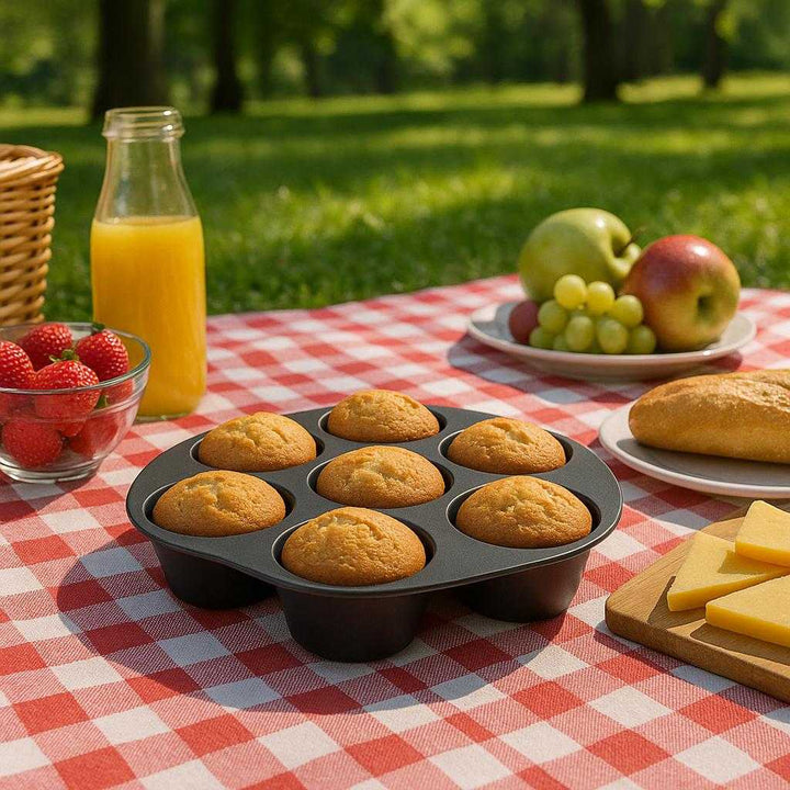 Airfryer Silikone Muffinform til Perfekte Muffins i Høj Kvalitet - Fleksibelt Sort Design: A different realistic picnic scenario where the airfryer silicone muffin form is securely positioned on a checkered picnic blanket, naturally placed among an assortment of picnic foods.