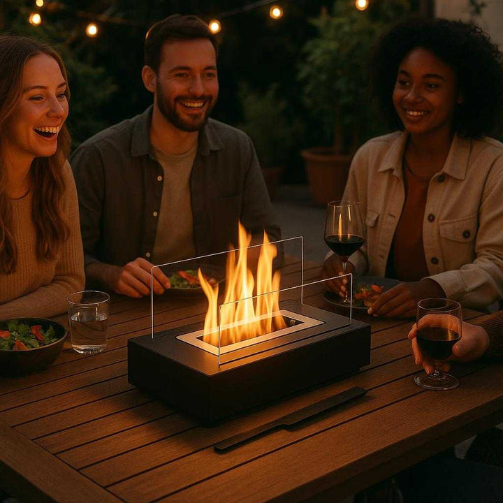 Alkohol Pejs i Sort metal, Glas og Rustfrit Stål - Ingen Røg, Let at Installere: A different realistic outdoor patio setting where the Alkohol Pejs is securely positioned on a wooden table, used naturally during an evening gathering.