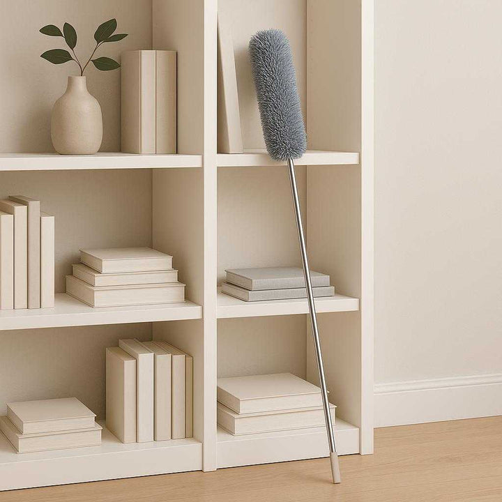Avanceret Fleksibel Støvfjerner med Mikrofiberhoved og Teleskopskaft til Effektiv Rengøring. The flexible microfiber duster, fully extended, leans against a clean, stylish bookshelf, emphasizing its reach and effectiveness in maintaining a dust-free home.