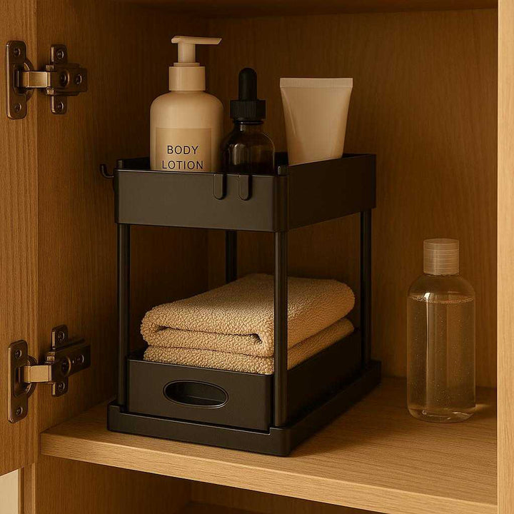 Avanceret Opbevaringsløsning til Under Vask - Professionel og Høj Kvalitet i Metal, Sort Finish med Justerbare Hylder: A different realistic bathroom setting where the product is securely positioned inside a bathroom cabinet, organizing toiletries and towels.