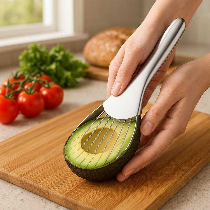 avocado Skærer i Rustfrit Stål og Plastik - Hurtig Skæring, 1 stk: A realistic kitchen countertop setting where the avocado slicer is properly grounded on a wooden cutting board, being actively used by a person's hands to slice a ripe avocado.