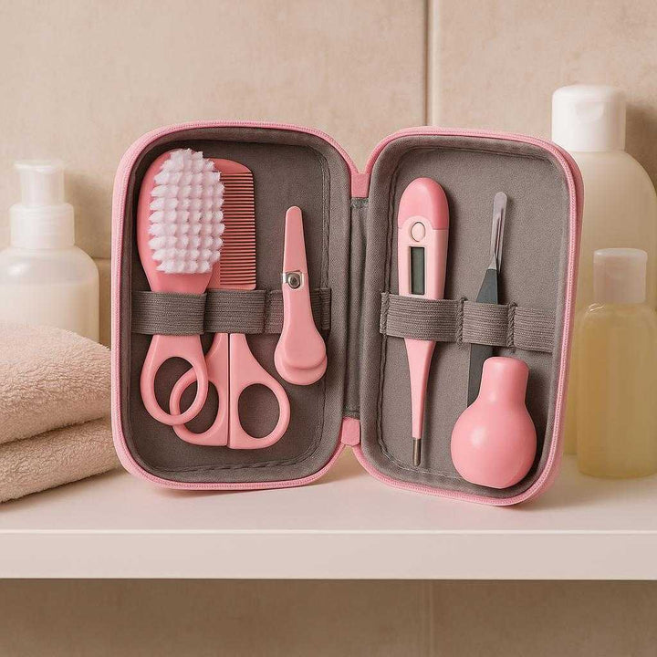 Babyplejesæt – Høj Kvalitet Professionelt 10-delt Plejesæt i Blå og Pink med Neglesaks og Børste: A different realistic bathroom setting where the pink baby care kit is securely positioned on a bathroom shelf, naturally placed with a soft towel and baby products nearby.