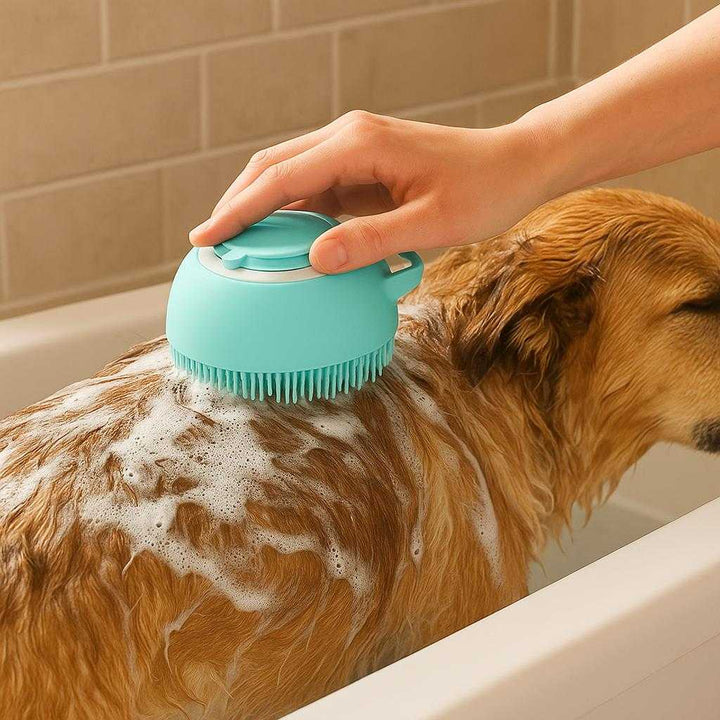 Badebørste Til Hunde - Effektiv Pleje og Rensning Med Shampoo Dispenser: A realistic bathroom setting where the product is properly grounded on the edge of a bathtub, being actively used by a person's hand to gently scrub a dog's fur.