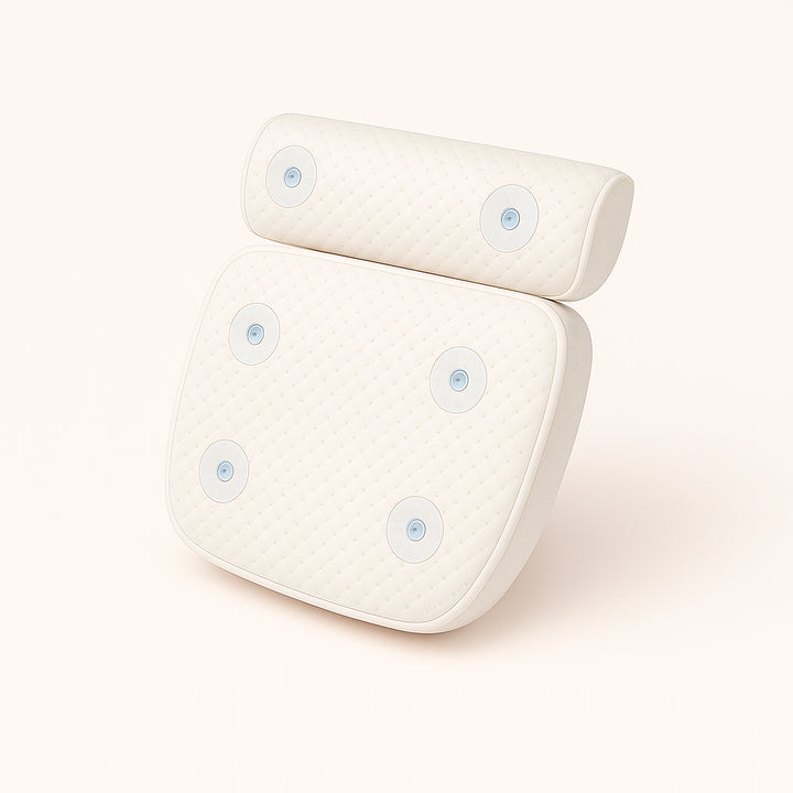 Enhanced Enhanced Badehynde med sugekopper til Ergonomisk Komfort og Stabilitet i Badekar. The ergonomic bath pillow is securely attached with suction cups to a pristine white bathtub, surrounded by aromatic candles for a relaxing spa-like atmosphere.