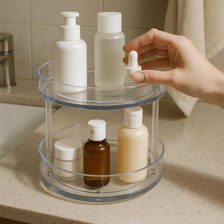 Badeværelset Lazy Susan - Praktisk Gennemsigtig Roterende Opbevaring til Organisering: A realistic bathroom setting where the product is properly grounded on a bathroom countertop, being actively used to organize skincare bottles and toiletries.