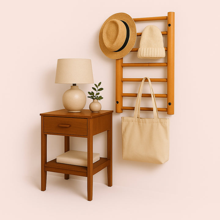 Enhanced Bambus vægreol med foldbare kroge - Pladsbesparende og Funktionel Opbevaring i Bæredygtigt Design. In a cozy apartment entryway, the bamboo wall rack showcases its space-saving design, elegantly organizing hats and bags beside a stylish wooden console table.