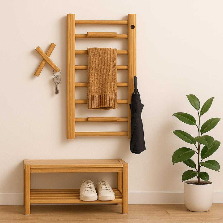 Bambus vægreol med foldbare kroge - Pladsbesparende og Funktionel Opbevaring i Bæredygtigt Design. The bamboo wall rack with foldable hooks is mounted in a minimalist hallway, neatly holding keys, a scarf, and a small umbrella, with a shoe rack and a potted plant nearby.