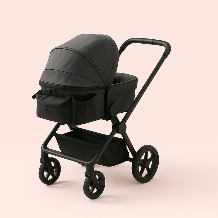Enhanced Barnevognstaske i Sort - Perfekt til Rejse og Hverdag med Praktiske Rum. The stroller bag is securely attached to a sleek, modern stroller, with a smiling parent walking through a sunny park, surrounded by lush greenery and playful children.
