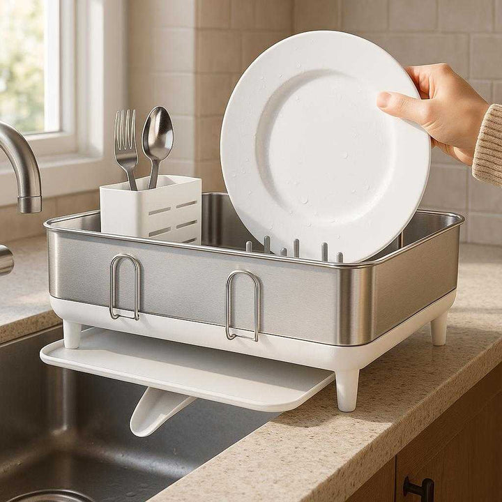 Bestikholder i rustfrit stål - Praktisk opbevaring til skuffe og opvaskemaskine - Tilgængelig i hvid og grå: A realistic kitchen setting where the Bestikholder i rustfrit stål is properly grounded on a counter next to a sink.