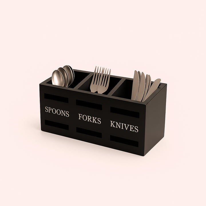 Enhanced Bestikholder i Sort Træ med 3 Rum – Professionel Organisering til Køkkenet. The stylish black cutlery organizer is displayed on a rustic dining table set for a family dinner, with elegant dishware and a vase of fresh flowers.