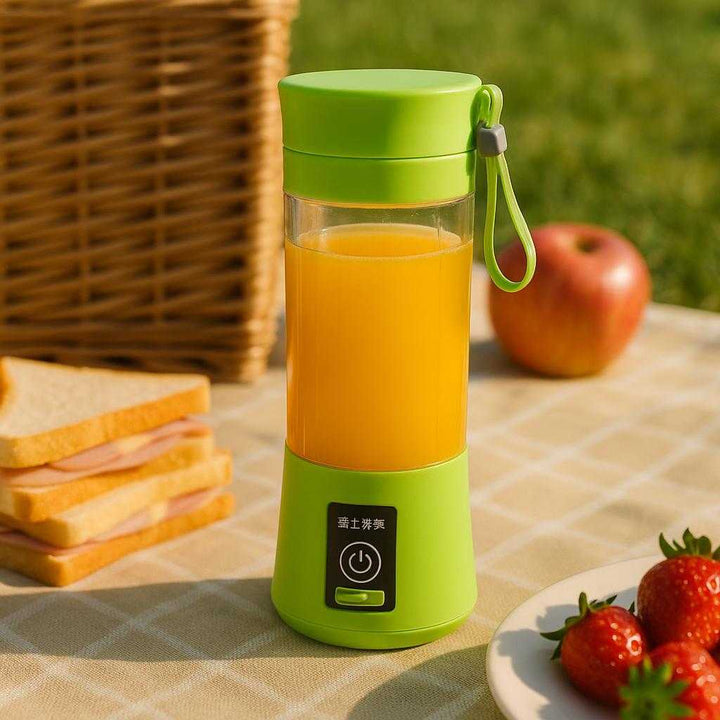 Blender bedst i test - Kompakt Mini Blender til Smoothies og Milkshakes i Lilla, Pink, Grøn og Blå - Bærbar og Effektiv: A different realistic outdoor picnic scene where the green compact mini blender is securely positioned on a picnic blanket.