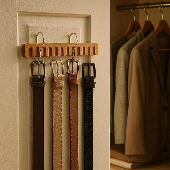 Bælteholder i træ og metal - Pladsbesparende med 12 kroge, Tilgængelig i Mørkebrun og Lysebrun: A different realistic dressing room setting where the 'Belt holder in wood and metal - Space-saving with 12 hooks' is securely positioned on the back of a closet door.