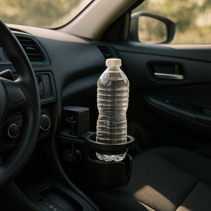 Bordkopholder i sort plast og metal - Justerbar og robust til sikker opbevaring af kopper og drikkevarer: A realistic car interior setting where the cup holder is attached to the door panel, holding a water bottle.