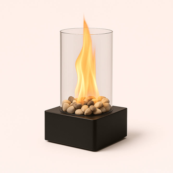 Enhanced Bordpejs i moderne design med bioethanol - Tilgængelig i sort og hvid. The stylish bioethanol fireplace is showcased on a sleek patio table during a tranquil evening, surrounded by lush greenery and string lights, creating an inviting oasis for friends to gather and converse.