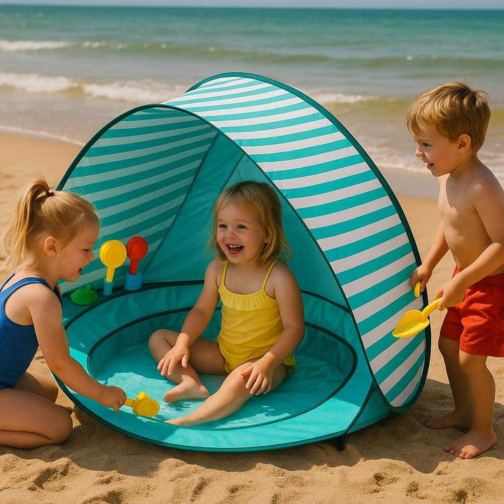 Børnestrandtelt: Moderne design i turkis og hvid, nem opsætning, solbeskyttelse og indbygget legeområde. A lively beach scene where children gleefully play in the 'Børnestrandtelt' as it provides shade and a cozy play area, with the turquoise and white stripes standing vibrant against the golden sand and gentle sea waves in the background.