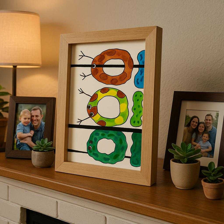 Børnetegningsramme i moderne design - Tilgængelig i Beige, Sort og Hvid: A different realistic family living room setting where the product is securely positioned on a mantelpiece, displaying a child's vibrant drawing.
