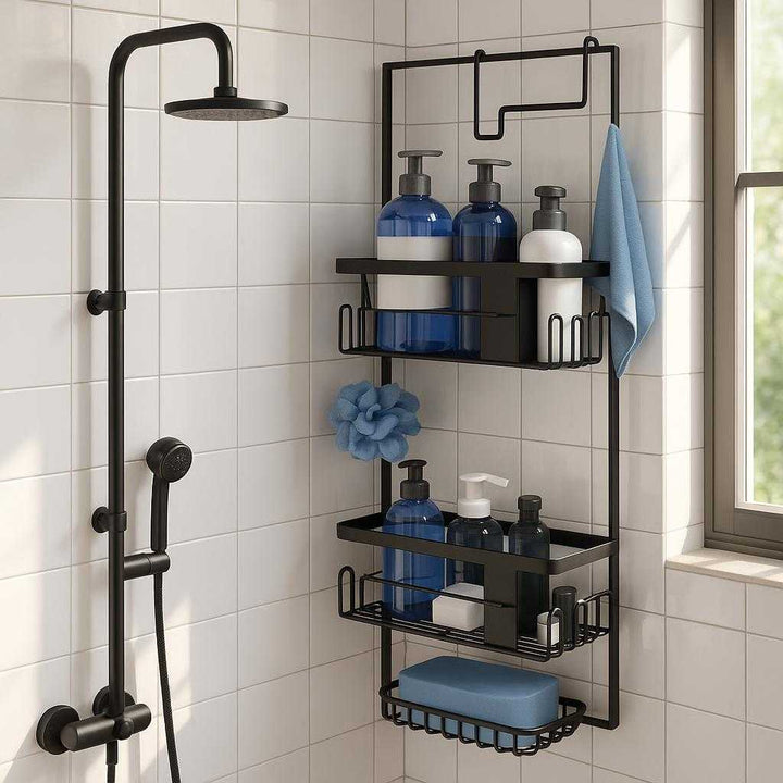 Brusehylde i metal med 3 niveauer - Selvklæbende og pladsbesparende design til hjørneopbevaring - Tilgængelig i sort og sølv: A realistic modern bathroom setting where the shelf is securely mounted in the shower corner, naturally holding various shower essentials like shampoo and body wash bottles.