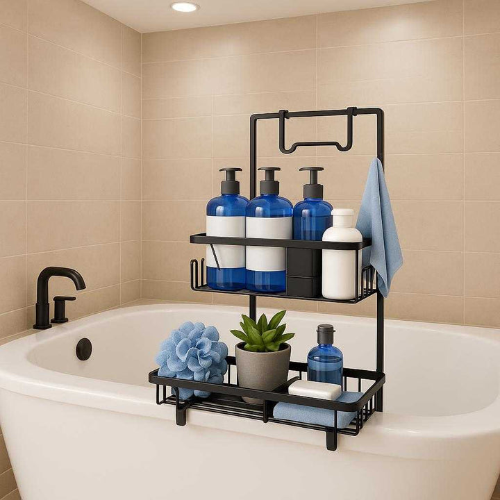 Brusehylde i metal med 3 niveauer - Selvklæbende og pladsbesparende design til hjørneopbevaring - Tilgængelig i sort og sølv: A different realistic bathroom environment where the shelf is placed at the corner of a bathtub, demonstrating its versatility by holding a mix of bath products and a small potted plant for decoration.