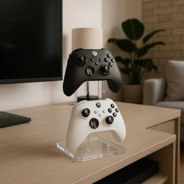 Controllerholder i Akryl til 2 Controllere - Elegant og Funktionel Gaming Opbevaring. In a modern living room, the acrylic controller holder stands stylishly on a sleek entertainment unit, harmonizing with a minimalist decor while storing the controllers neatly and accessibly.