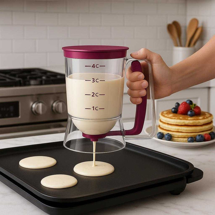 Dejdispenser med Præcis Dosering og Måleskala - 900 ml Professionel Høj Kvalitet i Gennemsigtig Plast med Lilla Detaljer. The professional dispenser is used in a modern kitchen, precisely pouring pancake batter onto a sizzling griddle, with a stack of fluffy pancakes and fresh berries in the background.