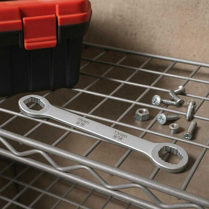 Dobbeltstørrelse Skruenøgle – Professionel og Alsidig Værktøjsløsning med Høj Kvalitet: A different realistic home improvement setting where the Dobbeltstørrelse Skruenøgle is securely positioned on a metal shelf, being naturally placed next to a toolbox and various screws and bolts, indicating readiness for use in a DIY project.