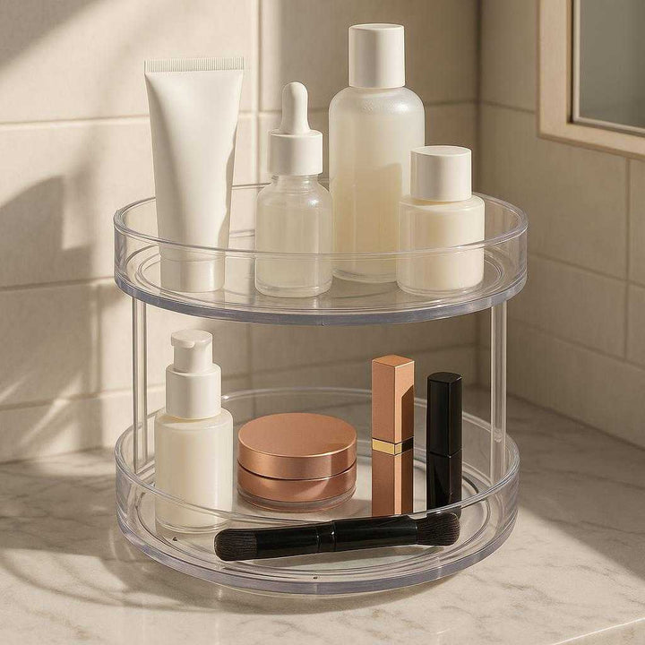 Drejefad i Klar Plast - Høj Kvalitet Lazy Susan til Køkkenopbevaring og Organisering: A different realistic bathroom cabinet setting where the Drejefad i Klar Plast is securely positioned on a marble countertop, naturally holding skincare products and cosmetics.