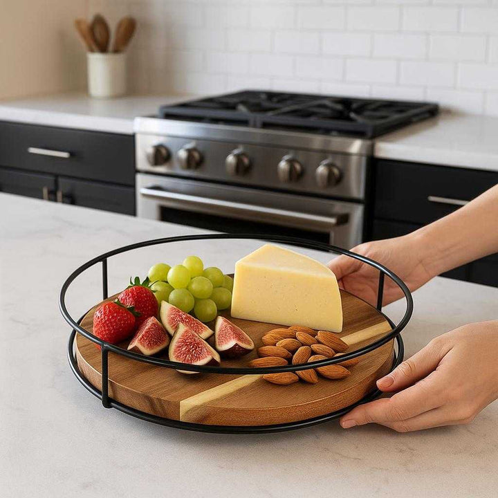 Drejefad i træ med 360° rotation - Moderne serveringsbakke til køkken og spisebord: A realistic modern kitchen setting where the product is properly grounded on a marble kitchen island, being actively used to serve an assortment of cheeses, fruits, and nuts.