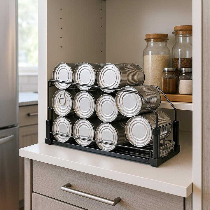 Dåseorganizer i sort metal - Effektiv og pladsbesparende opbevaring til dine dåser: A modern kitchen with stainless steel appliances and sleek countertops.