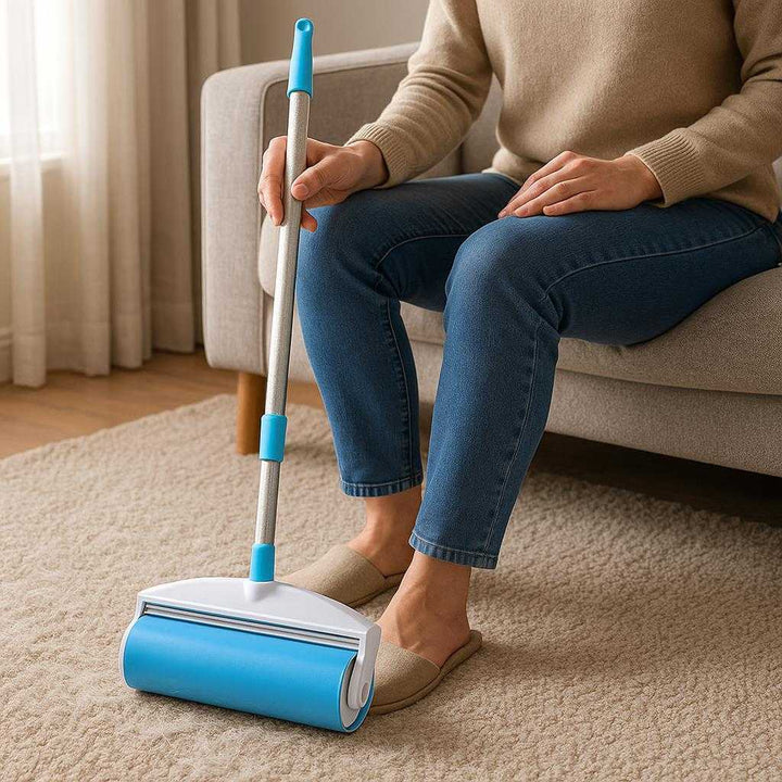 Effektiv Genanvendelig Fnugrulle med Langt Skaft – Professionel Rengøring af Tæpper og Møbler med Blå Design: A realistic living room setting where the lint roller is properly grounded on a soft carpet, being actively used by a person to remove pet hair, with natural lighting from a nearby window casting realistic shadows and showing clear contact points where the product touches the carpet.