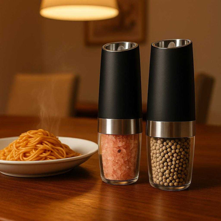Elektrisk Salt og Peber Sæt med Justerbar Kværn - Moderne Design og Høj Kvalitet til Køkkenbrug: A different realistic dining room setting where the electric salt and pepper grinders are securely positioned on a wooden dining table, placed naturally beside a plate of steaming pasta.