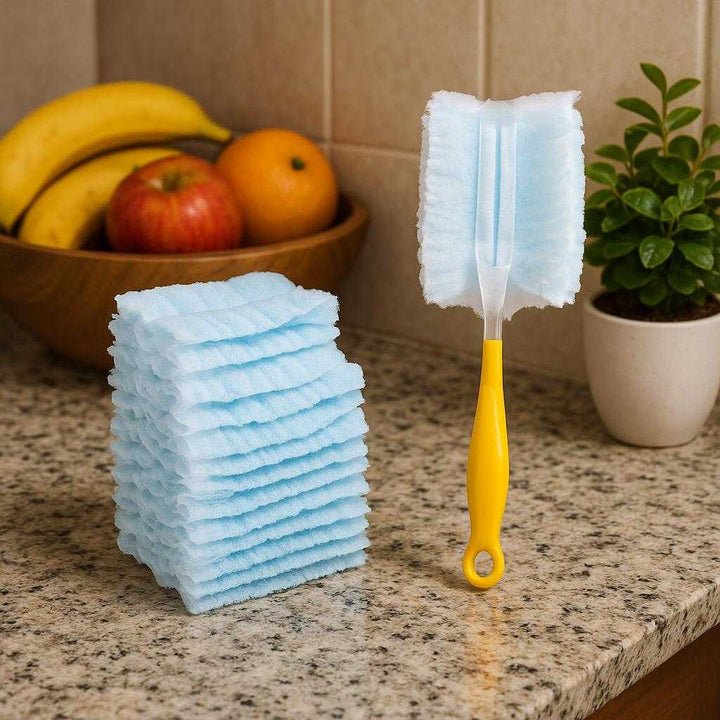Engangsstøvklude i Blå og Gul - 30 stk. til Effektiv Støvfjerning og Rengøring i Hjemmet: A different realistic kitchen setting where the product is securely positioned on a granite countertop, being naturally placed beside a bowl of fruit and a small potted plant.