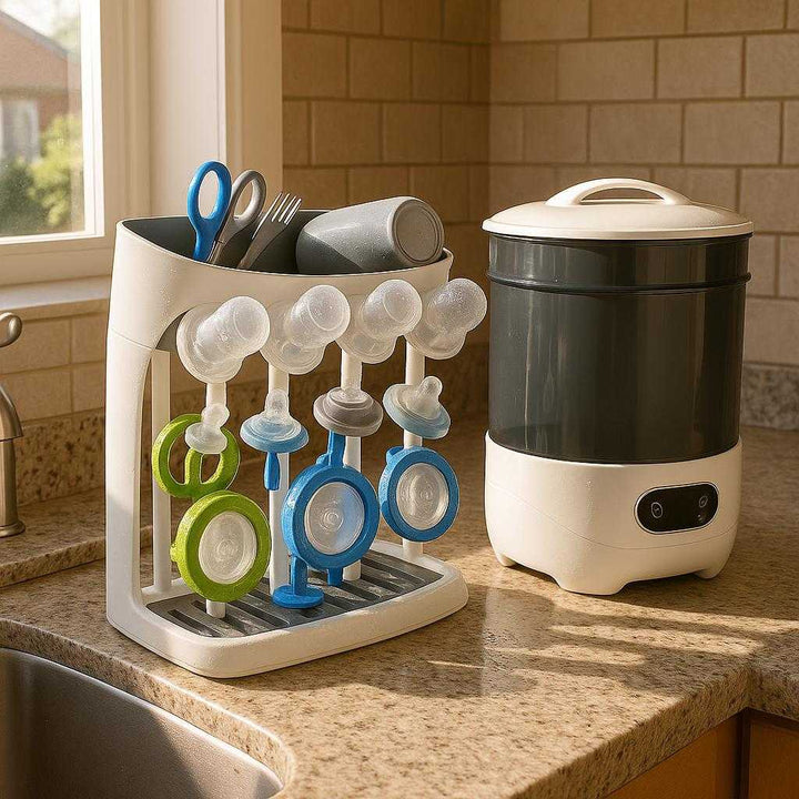 Flaske Tørrestativ i Plastik - Hvid, Pladsbesparende og Hurtig Tørring: A realistic kitchen countertop setting where the Flaske Tørrestativ i Plastik is properly grounded on the counter beside a sink.