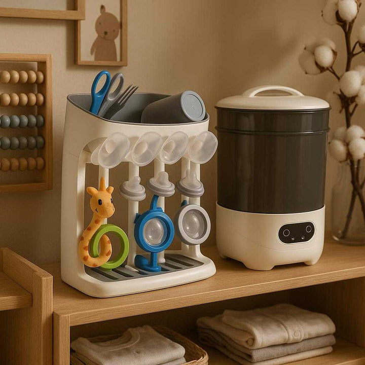 Flaske Tørrestativ i Plastik - Hvid, Pladsbesparende og Hurtig Tørring: A different realistic nursery room setting where the Flaske Tørrestativ i Plastik is securely positioned on a compact wooden shelf, integrated with other baby care essentials.