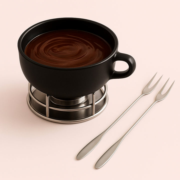 Enhanced Fonduegaffel i Rustfrit Stål – Elegant, Professionel og Høj Kvalitet til Fonduegryde. A pair of sleek fondue forks resting elegantly on a neatly set table next to a fondue pot filled with rich chocolate, ready for dessert at a sophisticated dinner party.