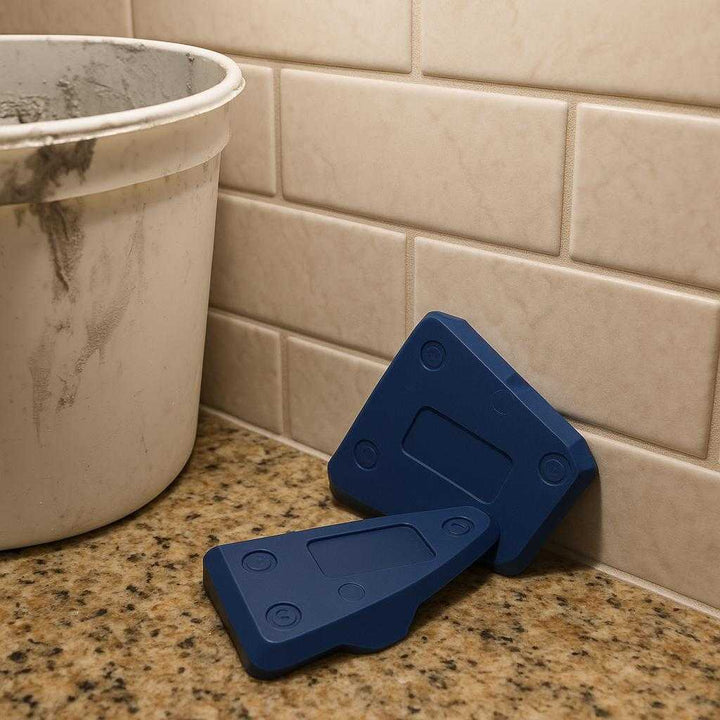 Fugeværktøj - Professionelt Sæt til Perfekte Fugelinjer i Mørkeblå: A different realistic kitchen setting where the Fugeværktøj is securely positioned on a granite countertop, being used naturally to create clean grout lines between backsplash tiles.