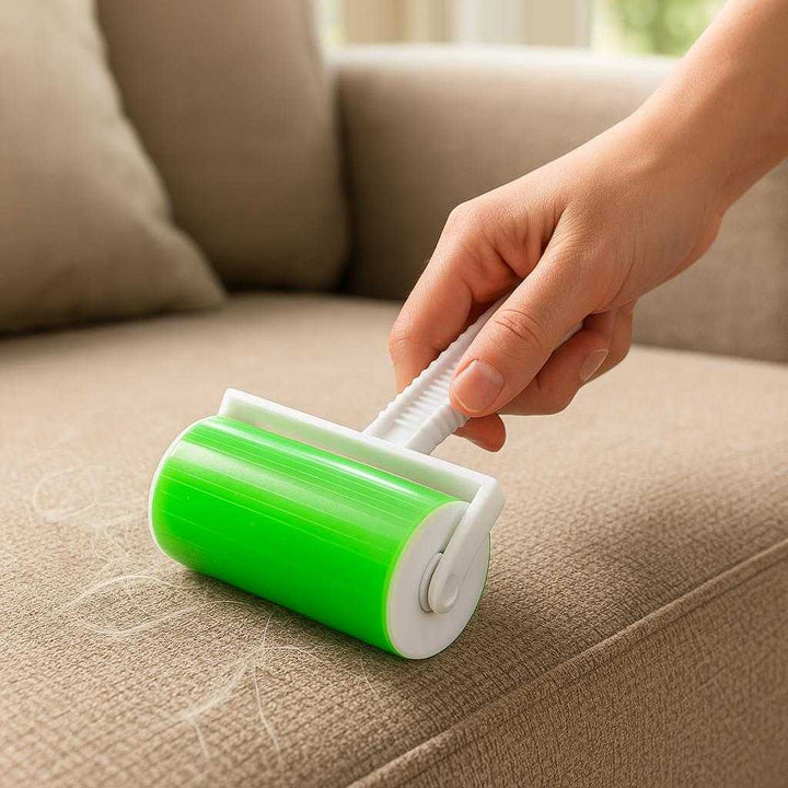 Genanvendelig Fnugrulle i Høj Kvalitet til Effektiv Fjernelse af Fnug og Hår - Professionel Rengøringsløsning: A realistic living room setting where the reusable lint roller is properly grounded on a plush sofa, being actively used by a person's hand to remove pet hair.
