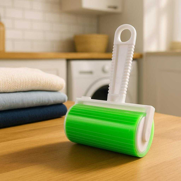 Genanvendelig Fnugrulle i Høj Kvalitet til Effektiv Fjernelse af Fnug og Hår - Professionel Rengøringsløsning: A different realistic laundry room setting where the lint roller is securely positioned on a wooden countertop, resting naturally beside a neatly folded pile of clothes.