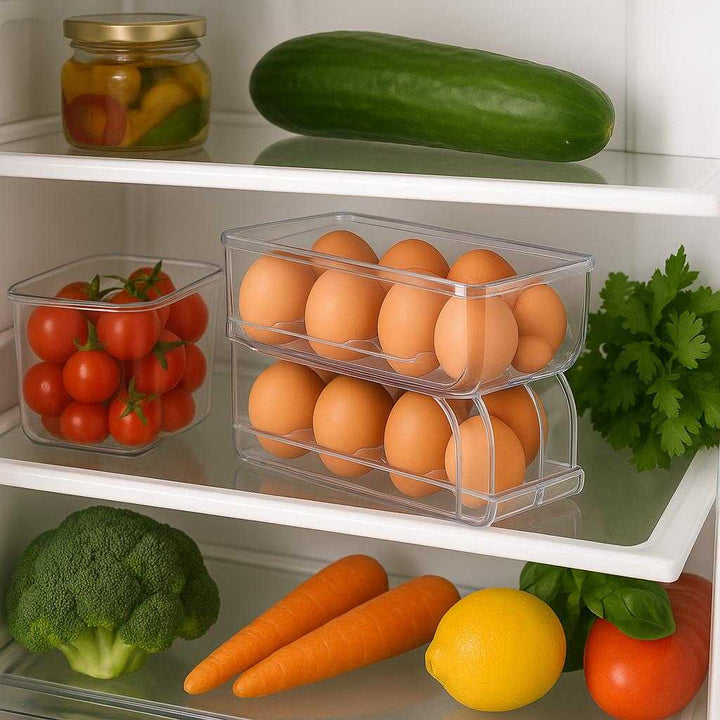 Æggeholder – Gennemsigtig og Pladsbesparende Opbevaring til Køleskabet i Høj Kvalitet. The transparent egg holder is neatly stacked in a refrigerator, efficiently storing eggs while surrounded by fresh produce and colorful ingredients on the shelves.