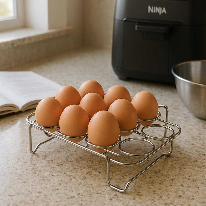Æggeholder til Ninja Airfryer - Professionel Metal Design, Høj Kvalitet til Perfekt Æg Tilberedning: A realistic kitchen countertop where the Æggeholder til Ninja Airfryer is properly grounded on the surface, being actively used with several eggs placed in it, ready to be cooked in a Ninja Airfryer.