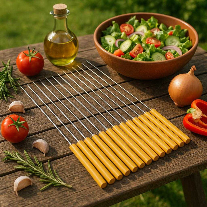 Grillspyd i Rustfrit Stål med Træhåndtag – Høj Kvalitet til Perfekt Grillmad. The Grillspyd i Rustfrit Stål med Træhåndtag skewers are artistically displayed on a rustic wooden picnic table, surrounded by fresh ingredients and a vibrant salad bowl in a garden setting.