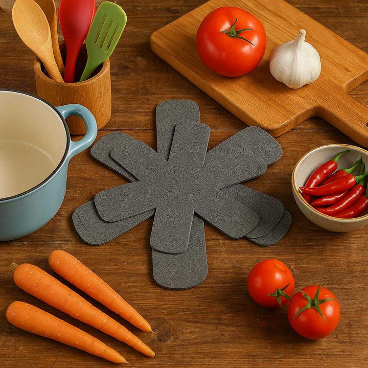 Grydeskåner i Filt - Professionel Beskyttelse til Gryder og Pander med Blomsterformet Design. The elegant felt pot protectors are arranged aesthetically on a rustic wooden countertop next to an array of colorful kitchen utensils and fresh ingredients, highlighting their versatile kitchen use.