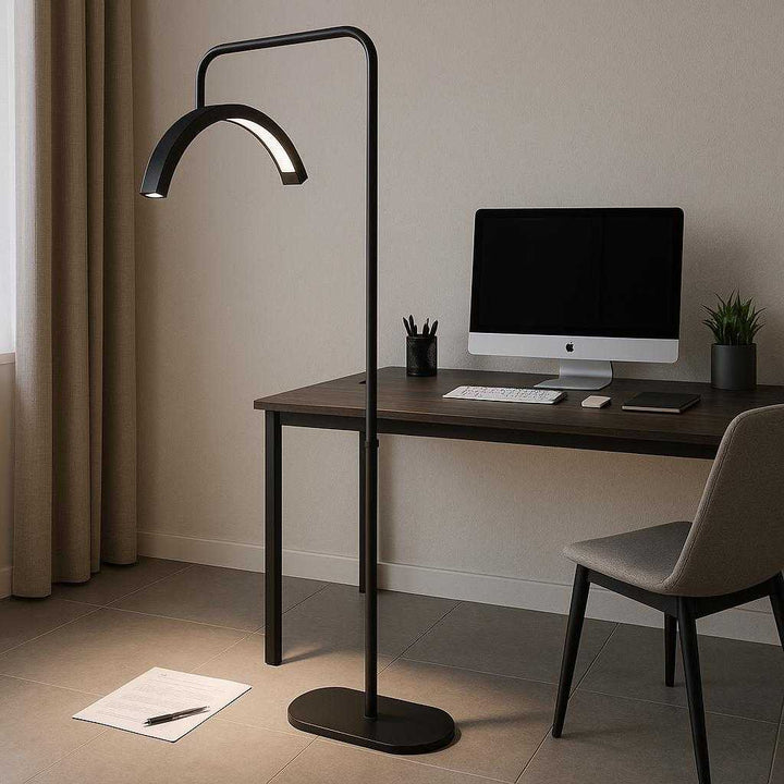 Gulvlampe i Guld, Sort, Hvid og Pink – Elegant Buet Design med LED-belysning: A different realistic home office setting where the lamp is securely positioned on a tiled floor, being used to light a modern desk space.