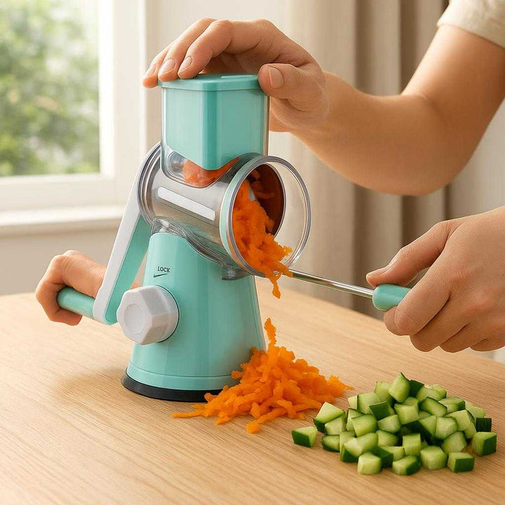 Hakker med Træksnor - Effektiv Grøntsagshakker til Køkkenet - Tilgængelig i Blå, Grøn og Rød: A realistic kitchen setting where the vegetable chopper is properly grounded on a clean wooden countertop, actively being used by hands to chop carrots and cucumbers.