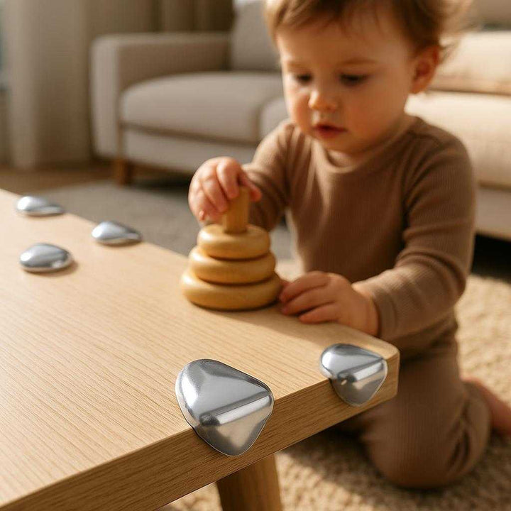 Hjørnebeskyttere i Gennemsigtigt Silikone - Høj Kvalitet og Sikkerhed for Børn og Møbler: A realistic living room setting where the product is properly grounded on the corner of a coffee table, being naturally placed with a toddler playing safely nearby.