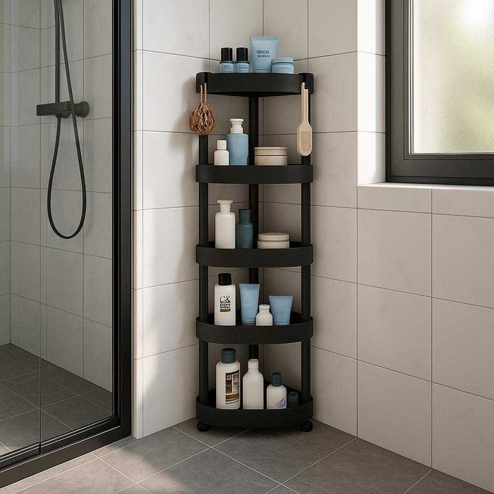 Hjørnehylde til badeværelset - Moderne og pladsbesparende i sort og hvid: A realistic modern bathroom setting where the corner shelf is properly grounded on the bathroom floor, neatly stocked with various toiletries like shampoo, conditioner, and body wash.