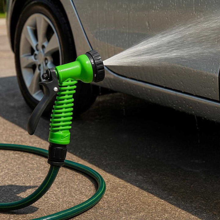 Højtrykssprøjte med 7 Sprøjtefunktioner - Velegnet til Havebrug og Rengøring: A different realistic driveway setting where the spray nozzle is securely positioned on a concrete surface, being used to wash a parked car.