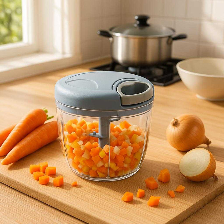 Håndhakker i moderne design - tilgængelig i blå, grøn og lyserød: A bright, modern kitchen setting, where the håndhakker in blue is placed on a light wooden countertop.