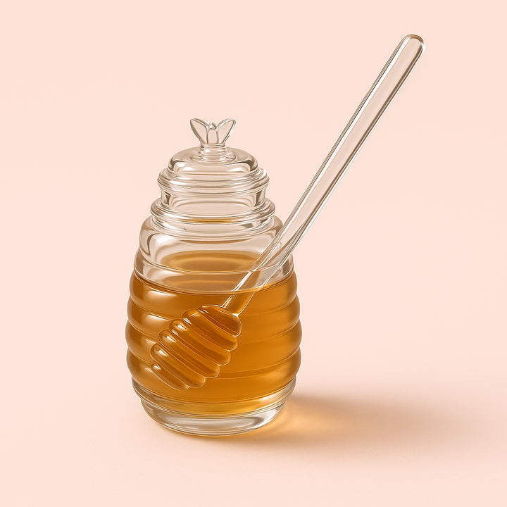 Enhanced Honningkrukke i Glas med Låg og Ske – Høj Kvalitet, Elegant Design, Perfekt til Køkkenet. A beautifully set dining table features the glass honey jar as a centerpiece with warm honey dripping from the spoon onto a stack of fluffy pancakes, amidst the cozy ambiance of a weekend brunch.