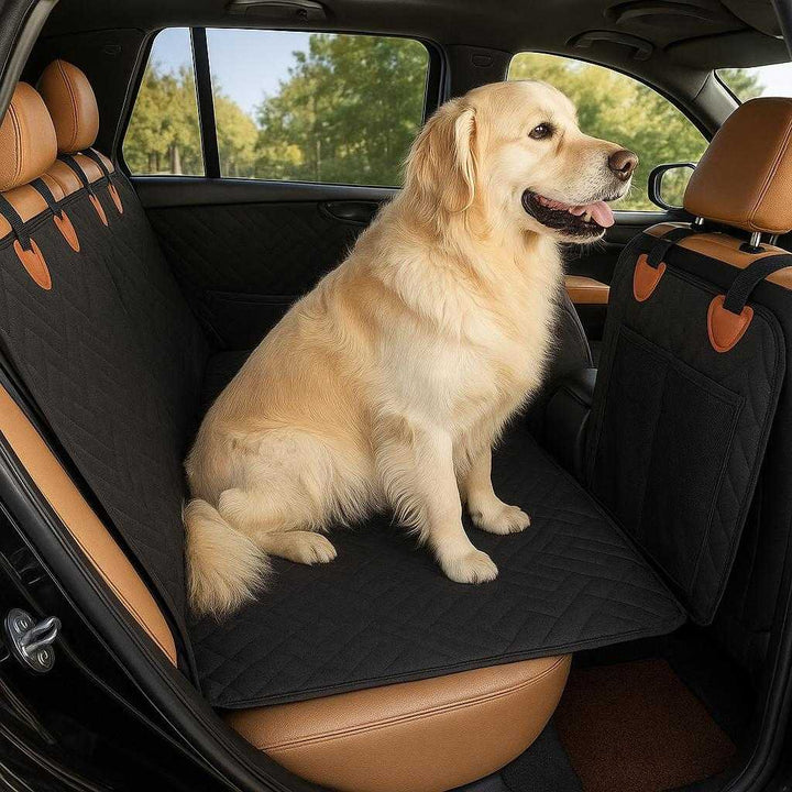 Hundesædeovertræk til bil - Vandtæt, ridsefast og skridsikker i sort og grå: A realistic car interior setting where the waterproof, scratch-resistant, and non-slip dog seat cover is properly grounded on the backseat of a car.